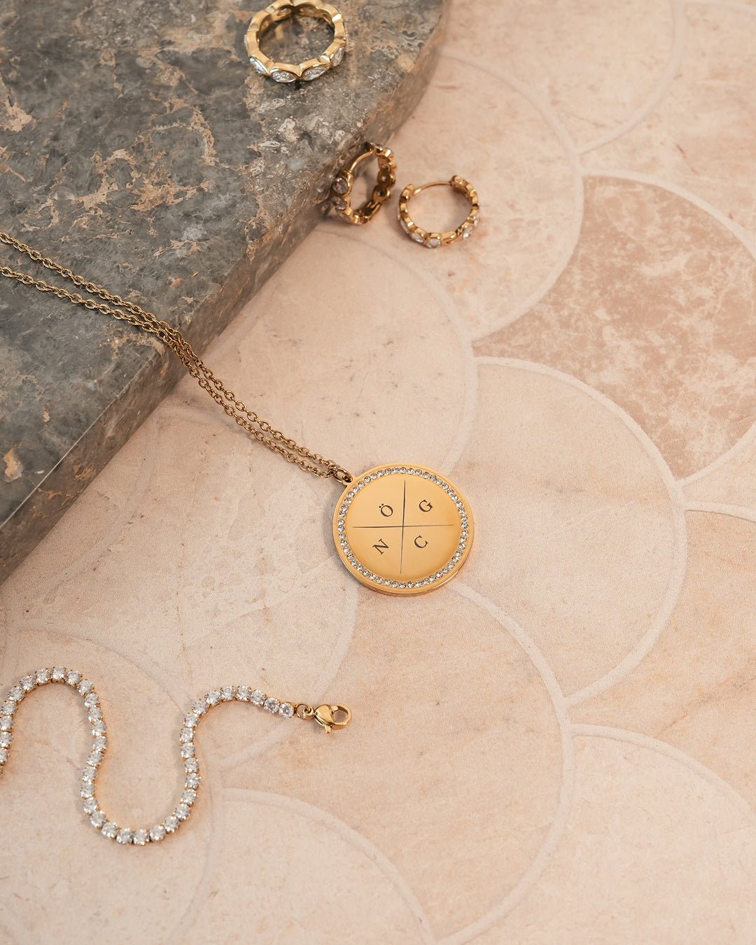 Engravable Large Round Pendant Necklace - Oia Boutique